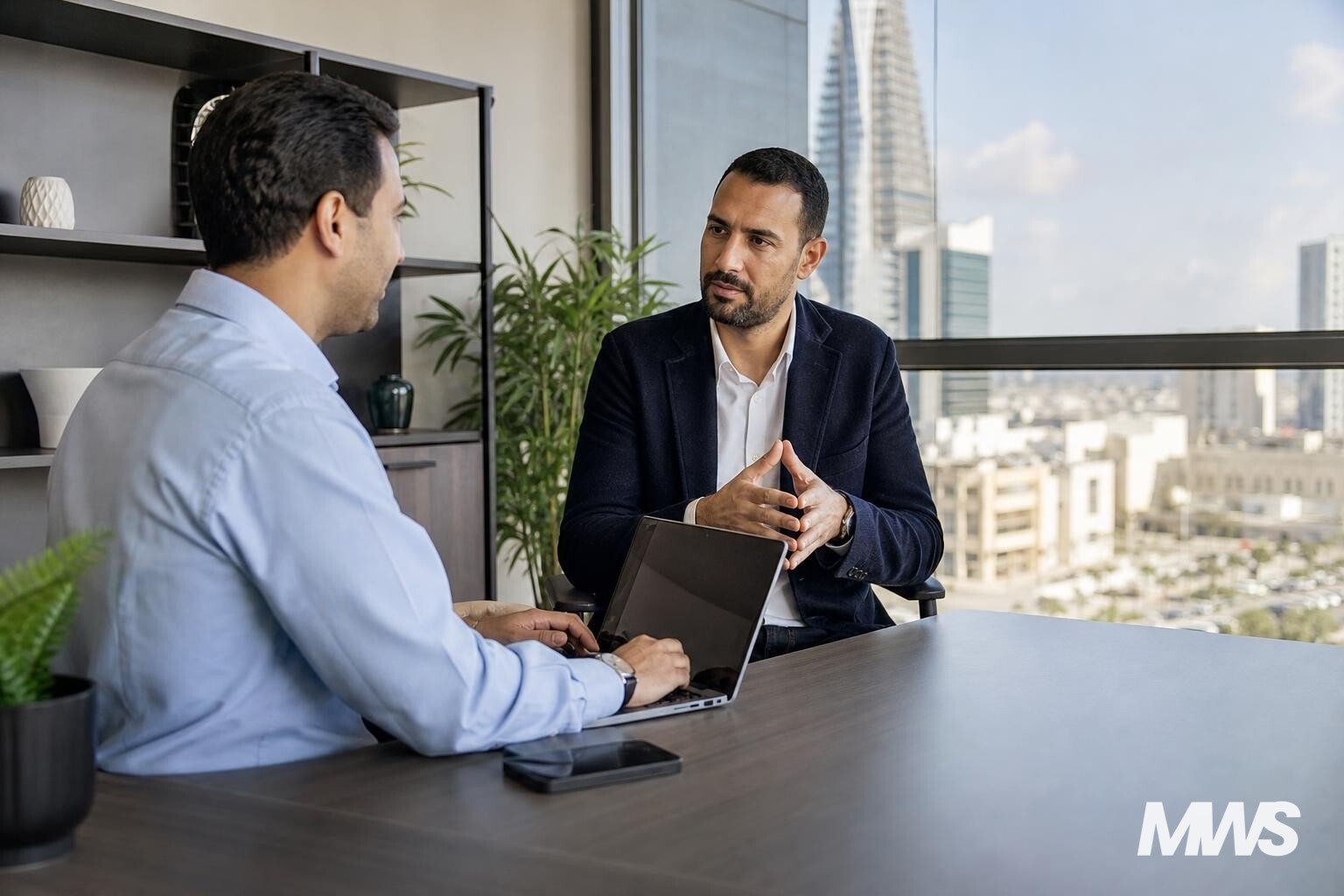 agence SEO Maroc — entretien entre dirigeant et expert SEO à Casablanca | Maroc Web Solutions