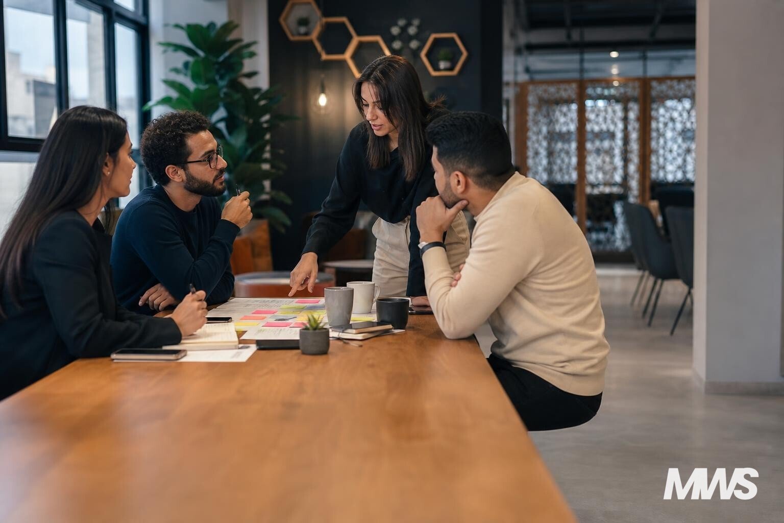 Brainstorming d’équipe sur des idées de contenu dans un bureau à Rabat