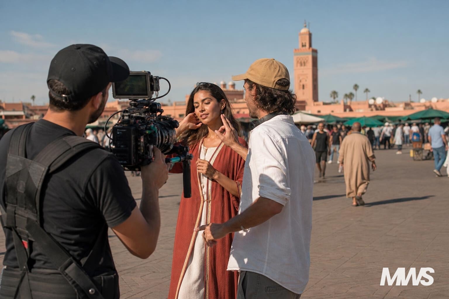 Équipe de tournage vidéo réalisant une production à Marrakech en extérieur