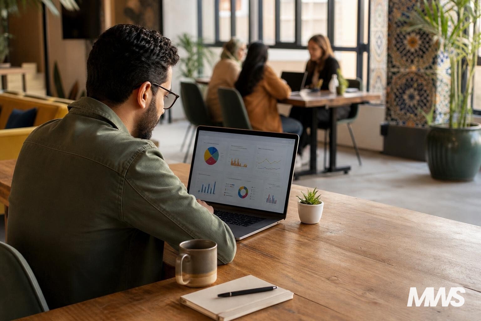 Expert analysant l’optimisation Facebook Ads dans un espace de coworking marocain