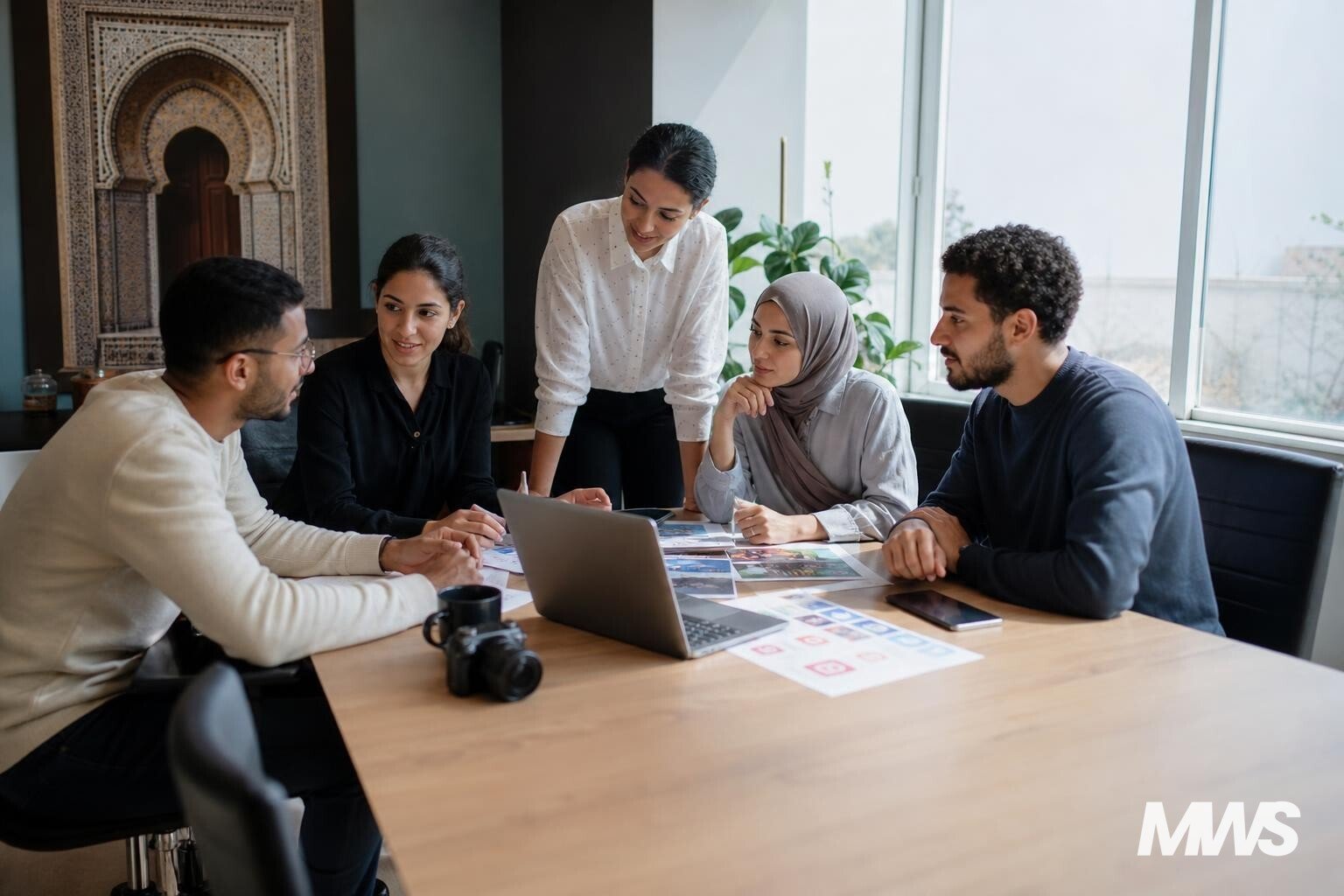 Gestion réseaux sociaux entreprise chez Maroc Web Solutions avec une équipe en réunion