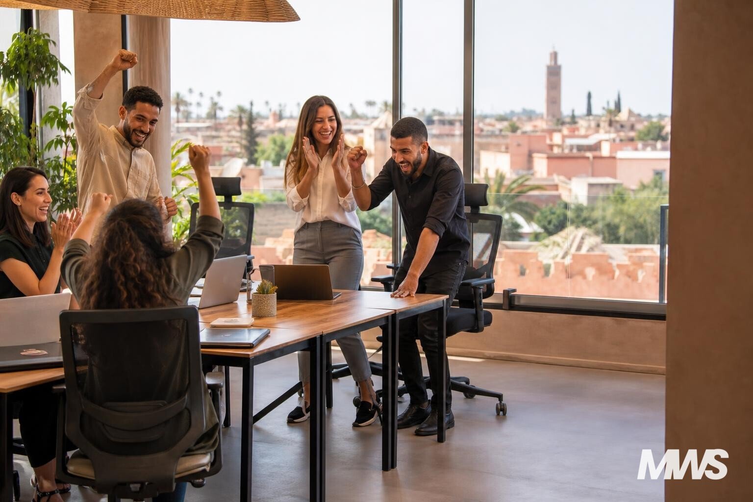 meilleure agence de marketing digital au maroc — équipe célébrant un succès à Marrakech | Maroc Web Solutions
