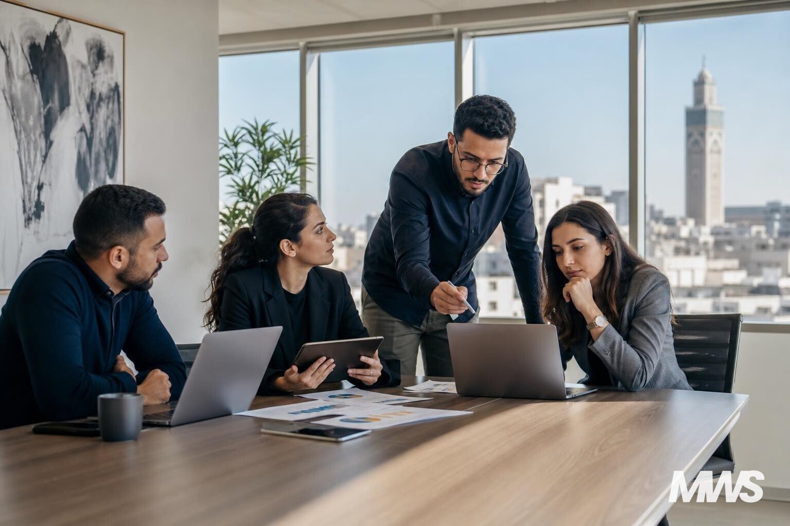 Réunion d’équipe sur l’externalisation publicité digitale chez Maroc Web Solutions