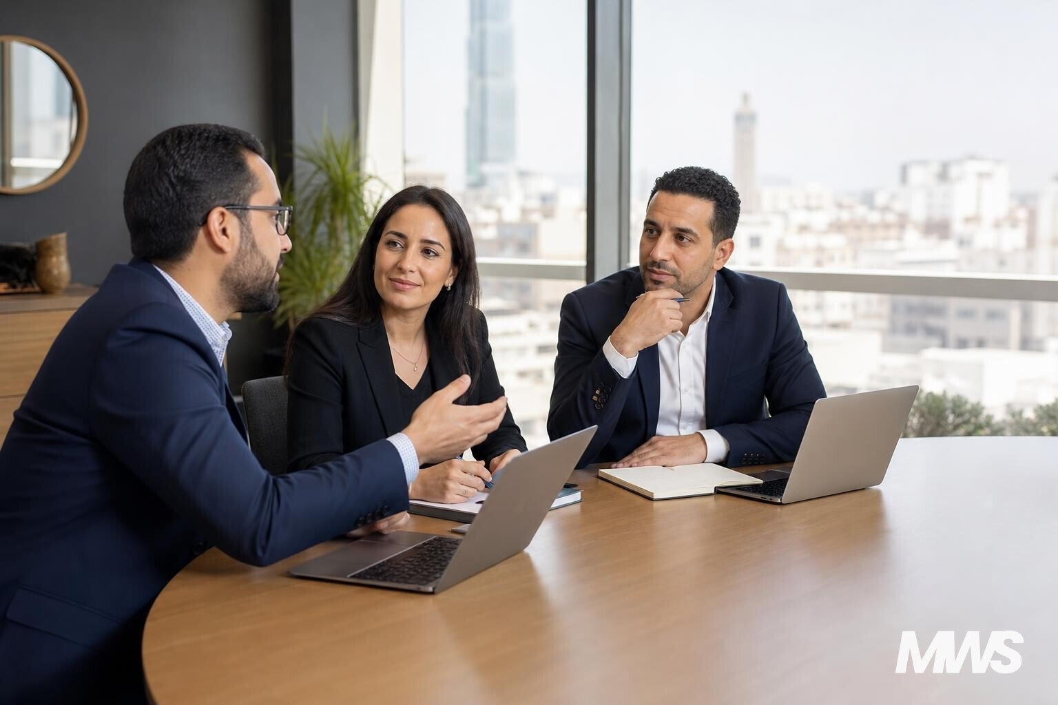 Réunion entre un consultant Google Ads entreprise et des dirigeants PME chez Maroc Web Solutions