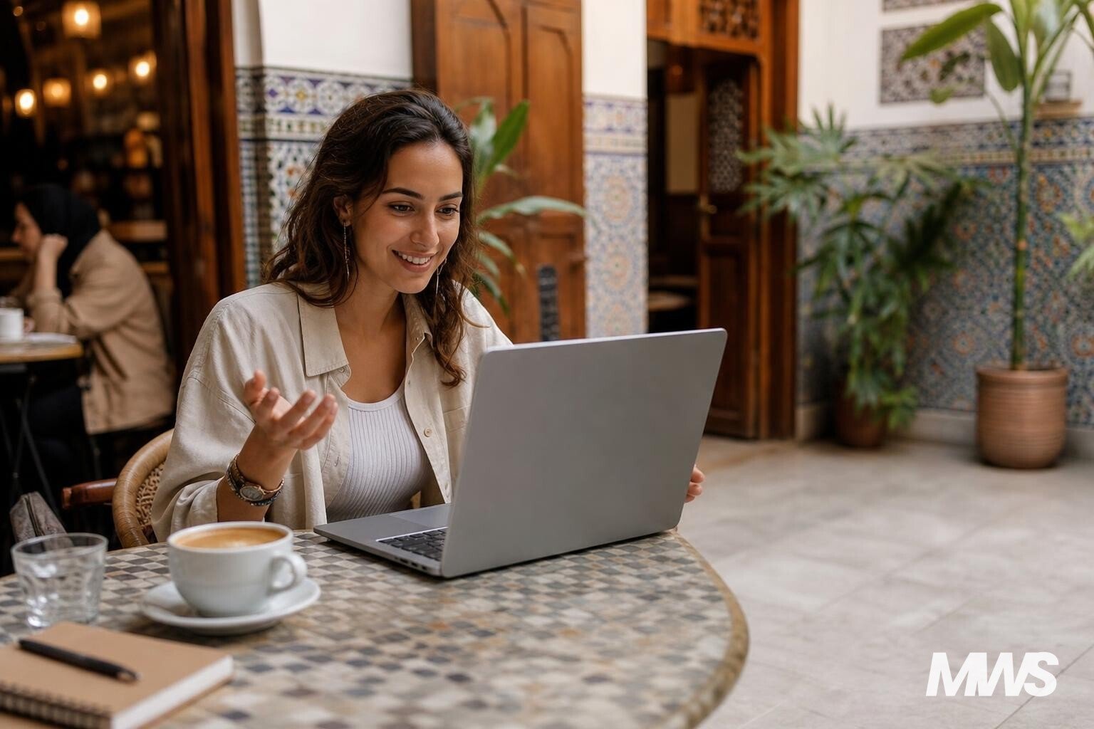 Un community manager freelance Maroc échangeant avec un client dans un café