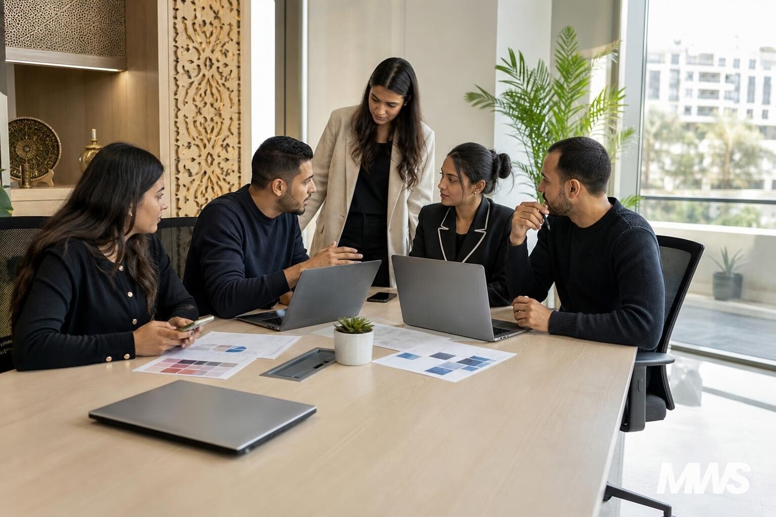 Une équipe de Maroc Web Solutions en réunion sur le community manager externalisé